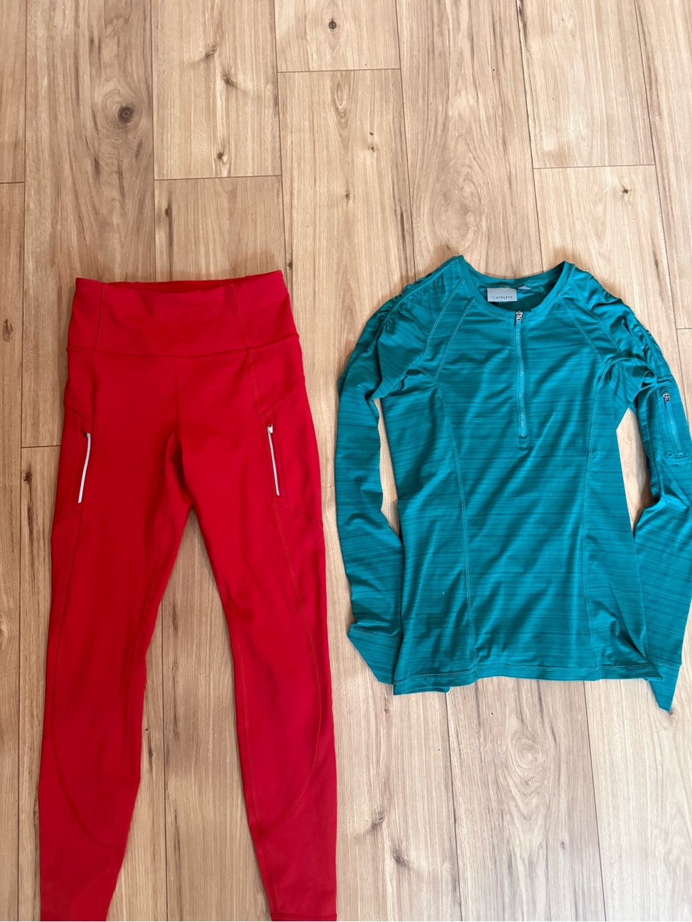 Athleta Rainier Tight Women’s Leggings XS Red & green long sleeve top
